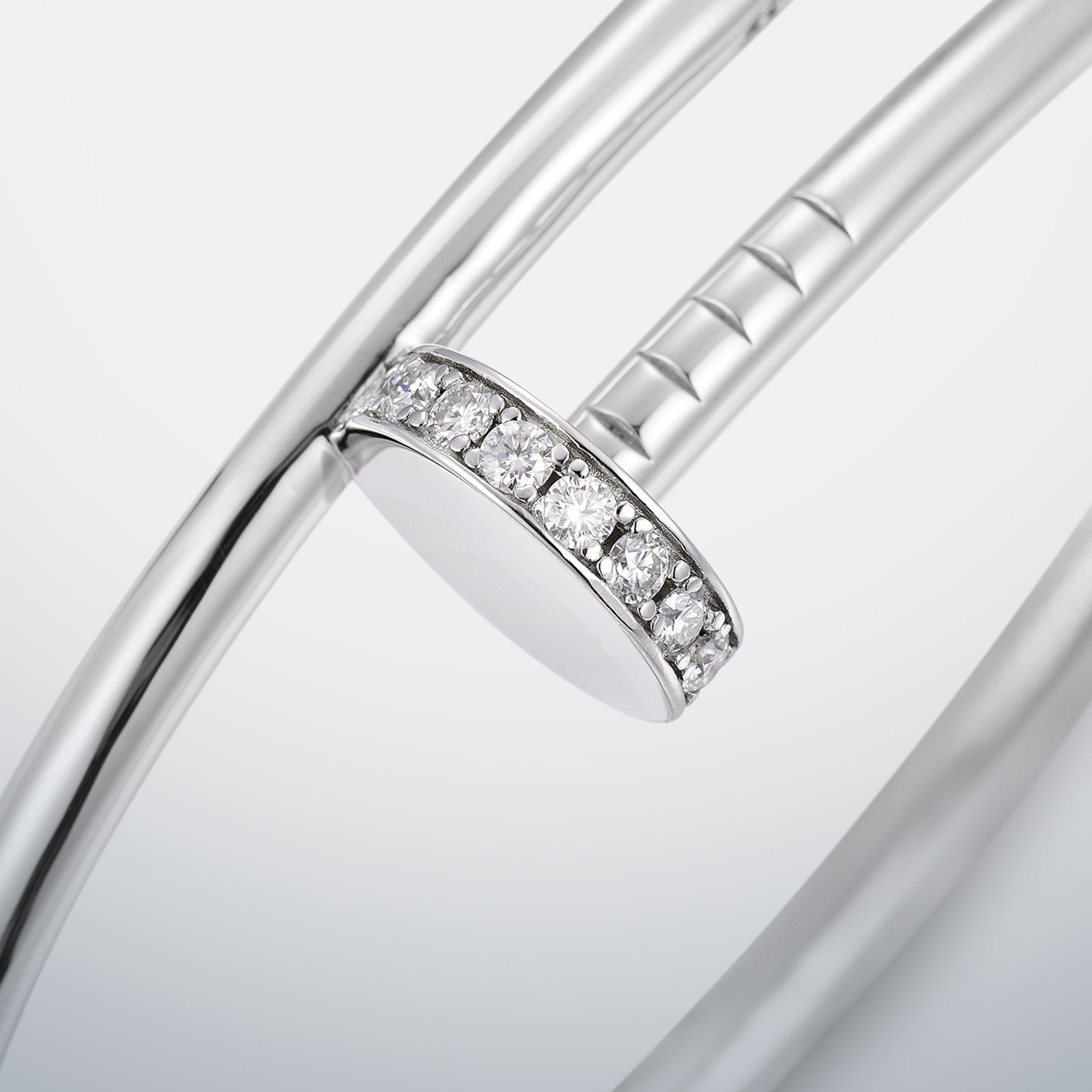 Nail bracelet with Moissanite Clasp